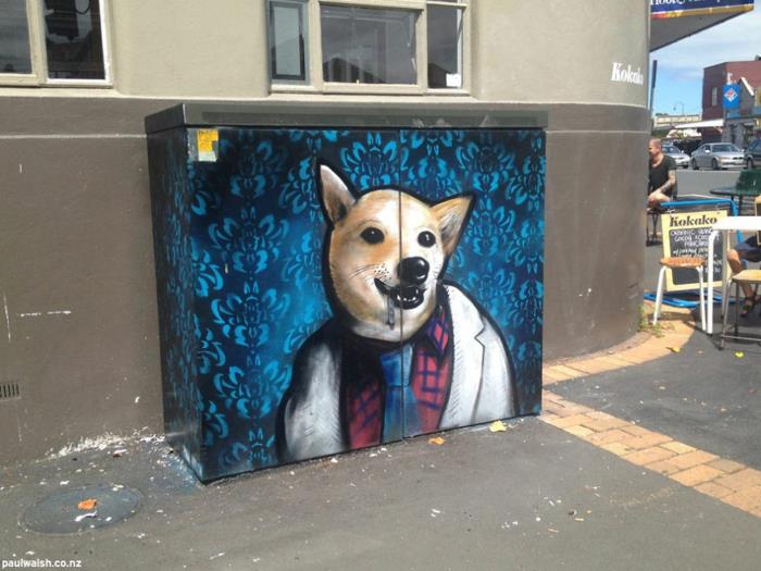 Pies artysty ulicznego w ludzkich ubraniach
