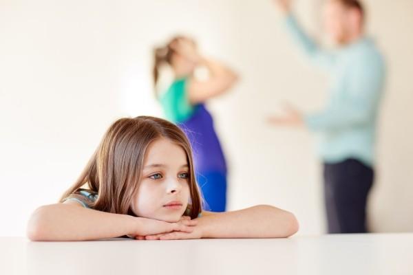 Querelle dans la famille les petits enfants très négatifs prennent le temps de se ressourcer