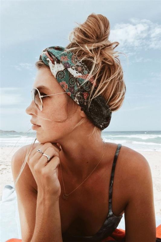 Coiffure de surfeur - le look d'été actuel avec un bandana