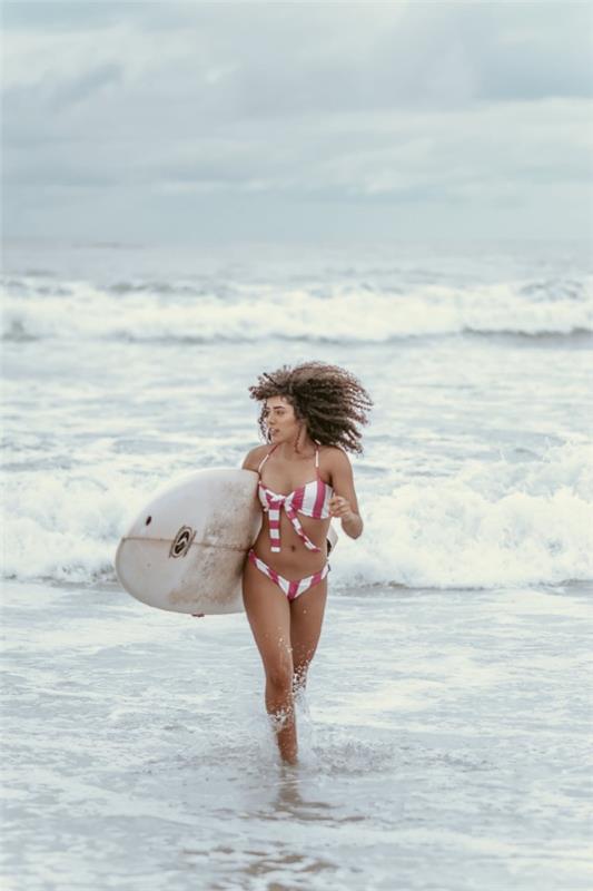 Coiffure de surfeur - le look estival actuel par excellence, cheveux bouclés naturels