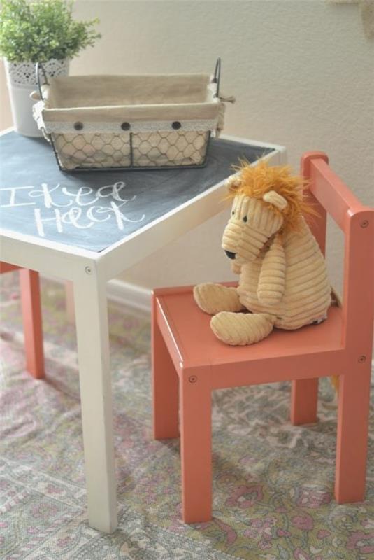 Tableau noir couleur table de meubles de chambre d'enfants chaise d'enfant jouet doudou lion
