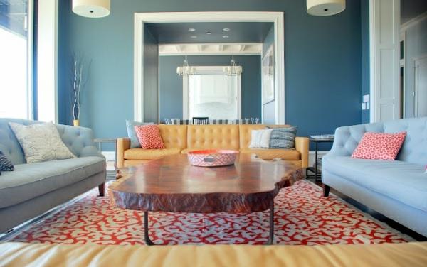 tapis motif table basse bois naturel mur bleu couleur ambiance chaleureuse