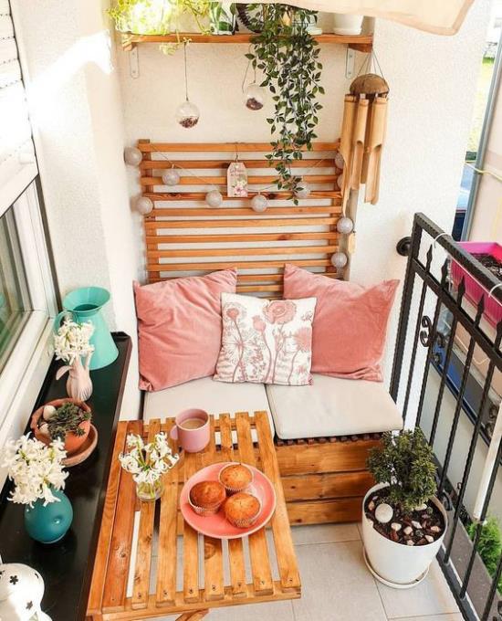 Taras sprawia, że ​​balkon nadaje się na wiosnę, małe, ale wesoło zaprojektowane różowe niuanse, piękne kwiaty, zadaszony stolik kawowy