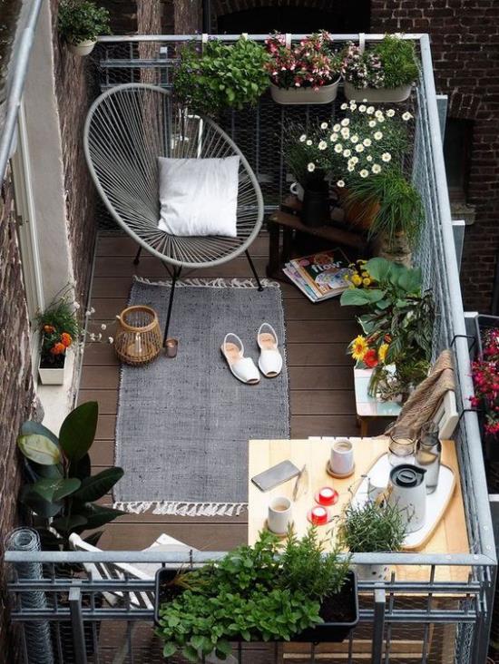 Pomysły na patio to także wiosenne pomysły na małe balkony, piękne fotele kwiatowe wykonane z metalowej szarej wykładziny