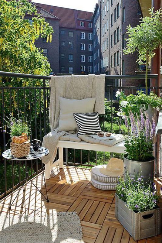 Pomysły na małe balkony sprawią, że Twój taras będzie nadawał się na wiosnę z pięknymi kwiatami