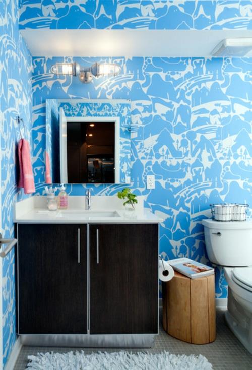 Wskazówki dotyczące zmniejszenia zużycia wody toaleta niebieska biała ściana