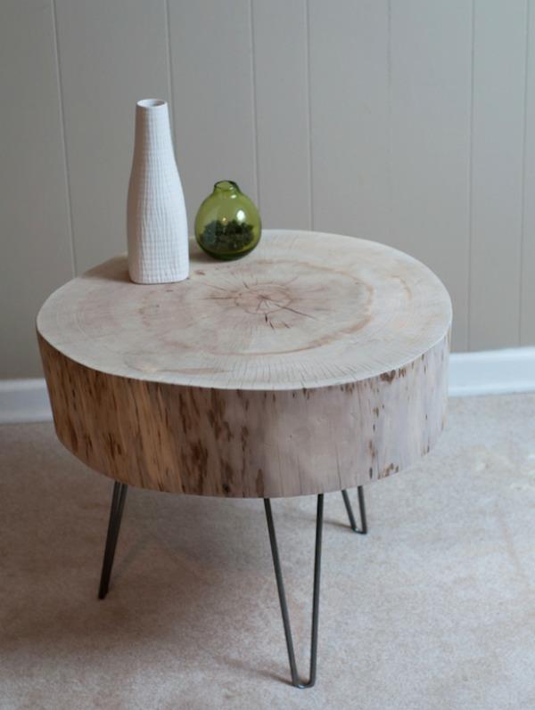 Stół wykonany z litego pnia drzewa