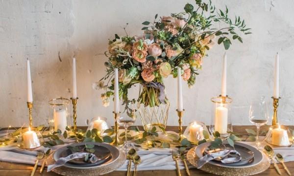 Préparation de la table pour l'organisation d'un mariage