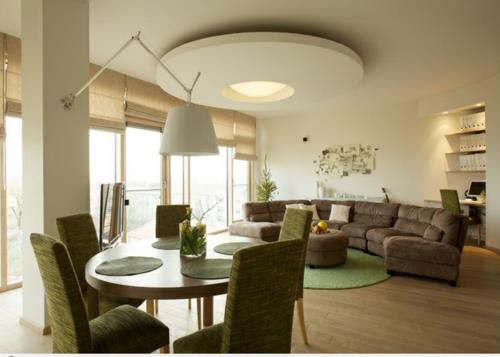lambris de plafond dans le salon meubles rembourrés modernes d'origine verte à la mode