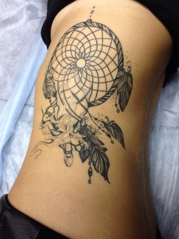 Niesamowita kobieta z tatuażem tatuaż łapacz snów