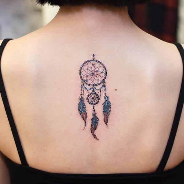 Świetny pomysł na tatuaż z łapaczem snów na plecach