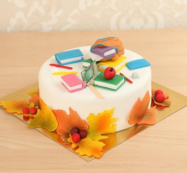 Ciasto na zapisy do szkoły - przepis i pomysły na dekorację na niezapomnianą imprezę jesienny temat tortu szkolnego