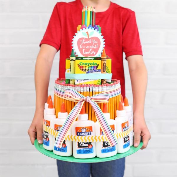 Ciasto do szkoły - pomysły na przepis i dekorację na niezapomniane ciasto imprezowe z pomysłem na prezent przyborów szkolnych