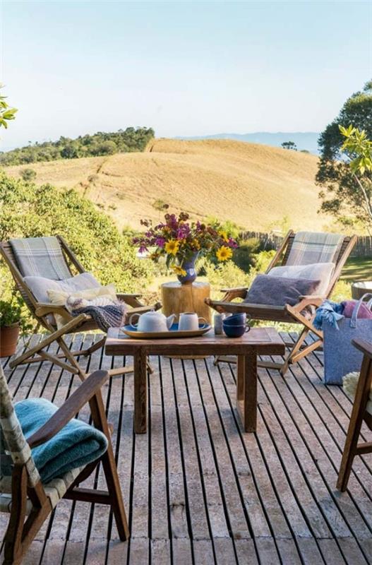 Maison de rêve avec quelques chaises en bleu