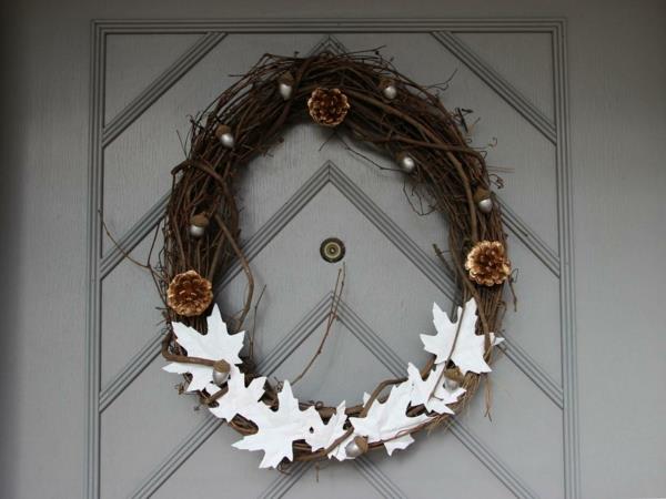 Couronne de porte en bois avec figures décoratives blanches