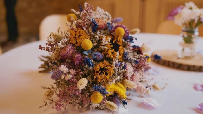 Bouquet de décoration de fleurs séchées dans le joli vase
