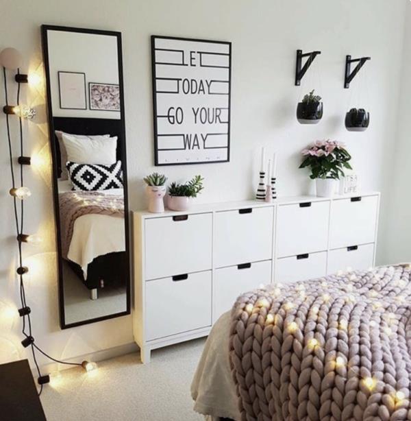 La décoration de la chambre Tumblr comprend des chaînes lumineuses de la chambre