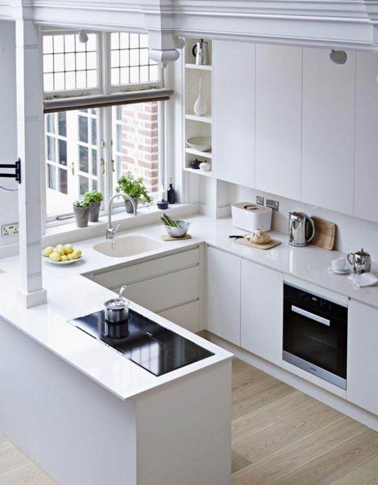 U-kuchnia duże okno dużo światła dziennego idealny projekt kuchni w białej czystości i porządku
