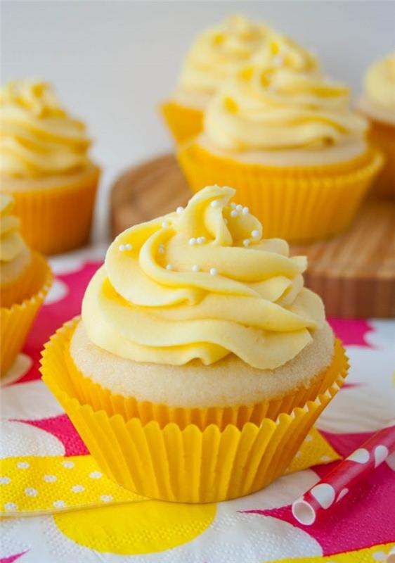 Il suffit de cuire la recette des cupcakes à la vanille en petites tartelettes