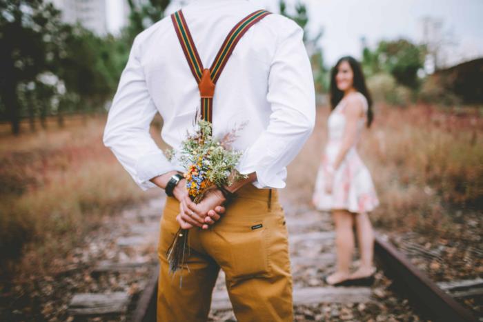 Amoureux de son signe du zodiaque, le Sagittaire aime voyager, veut de la variété, aime offrir des fleurs