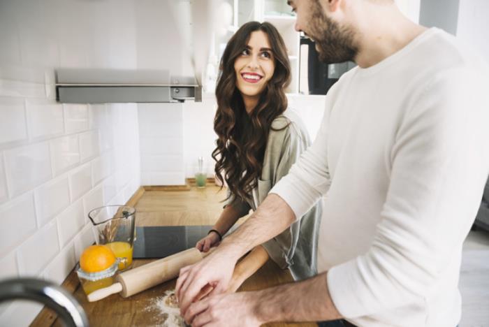 Quand son signe du zodiaque Gémeaux tombe amoureux, le jeune couple reconnaît de nouveaux atouts en cuisine