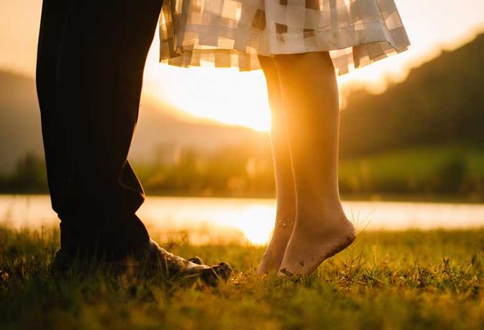 Soyez heureux jeune couple amoureux de la nature au coucher du soleil