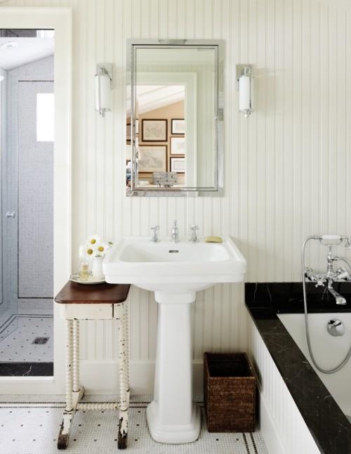 Table miroir murale lavabo salle de bain vintage sur baignoire à roulettes