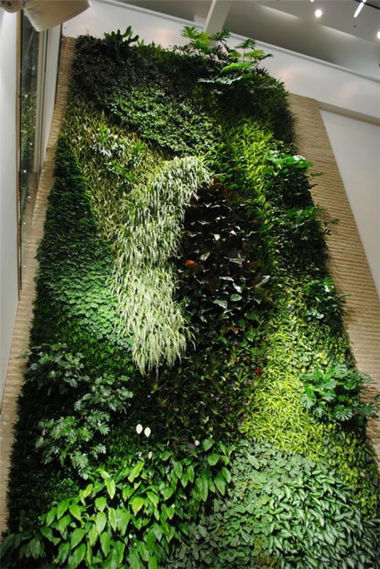 popularna dekoracja ścienna z roślinami na wysokości sufitu