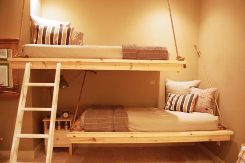 Cadre en bois d'échelle de lit mezzanine de maison chaleureuse et rustique