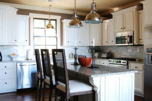 Ciepły, rustykalny dom, marmurowe lampy wiszące w kuchni