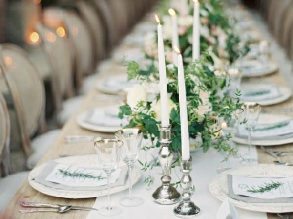 Biało-zielona dekoracja ślubna ze świecami