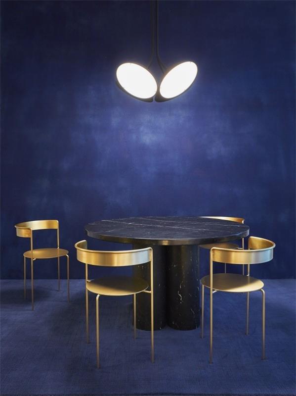 Chaises en métal doré brillant fond bleu foncé doux