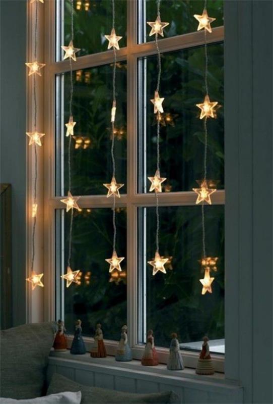 Świąteczne ozdoby okienne Okno oświetlone małymi gwiazdkami LED wiszą na ramie okna