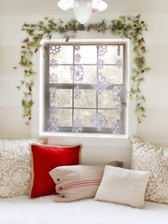 Świąteczna dekoracja okienna sosna zielona na szyszkach ramy okiennej