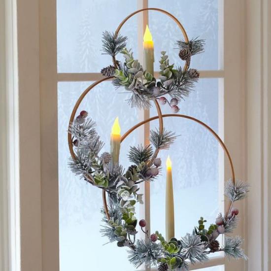 Świąteczna dekoracja okienna podwójna świąteczna atmosfera trzy pierścienie zawieszone na oknie Sosnowe szyszki Zielone świece LED