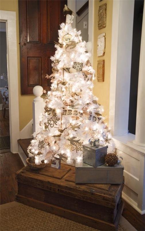 Sapin de Noël décoré de cadeaux blancs et argentés, toutes les lumières ont allumé de superbes accroche-regard dans la pièce