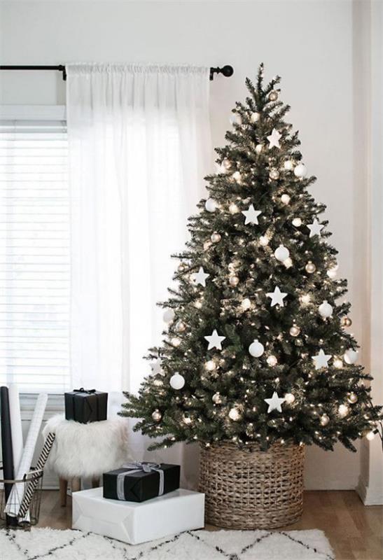 Sapin de Noël décoré en vert sapin blanc et argent