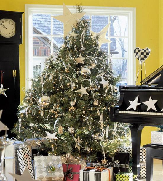 Arbre de Noël décorer en blanc et argent arbre de Noël classique bijoux dorés nombreux cadeaux emballés à côté du piano