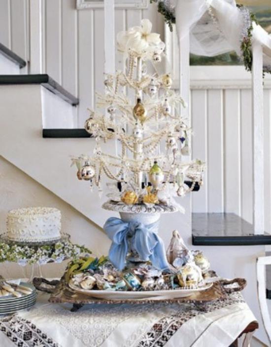 Sapin de Noël décorer en blanc et argent petit sapin de Noël symbolique joliment décoré placé sur la table à manger