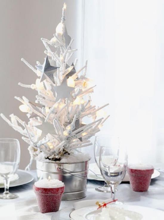 Décorer le sapin de Noël en blanc et argent d'une manière différente dans des verres seau à glace bonne idée