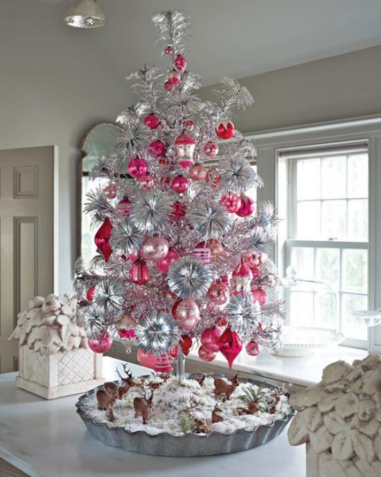 Décorez le sapin de Noël en blanc et argent avec un look adorable combiné rouge et rose