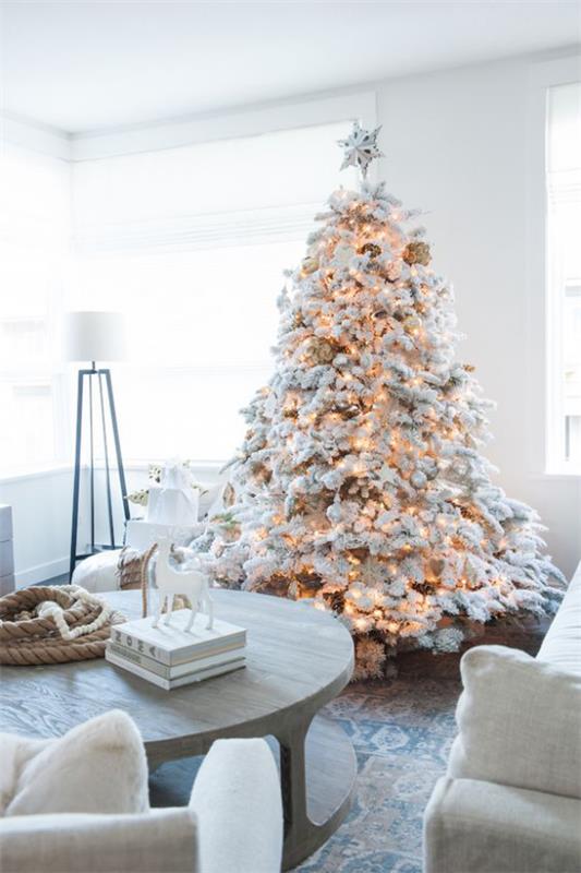 Sapin de Noël décoré en blanc et argent arbre de Noël joliment décoré toutes lumières allumées.