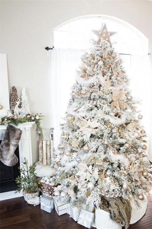 Sapin de Noël décorer un sapin de Noël joliment décoré en blanc et argent ci-dessous présente un véritable accroche-regard dans la pièce au-dessus de l'étoile