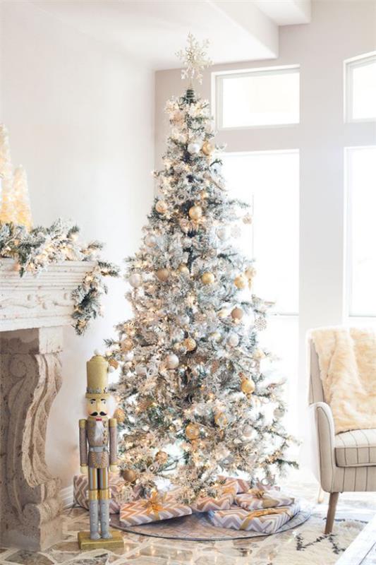 Sapin de Noël décorer un sapin de Noël joliment décoré dans des cadeaux enveloppés de blanc et d'argent à côté de la cheminée