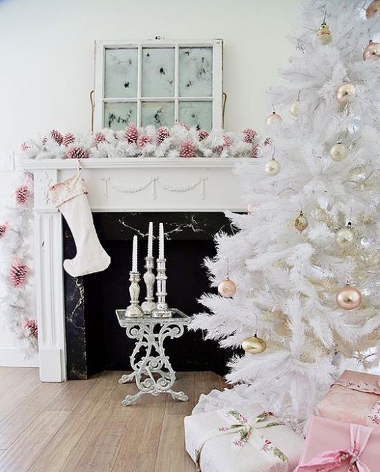 Arbre de Noël décorer en blanc et argent de belles boules brillantes en arrière-plan décoré de boules de guirlandes de cheminée