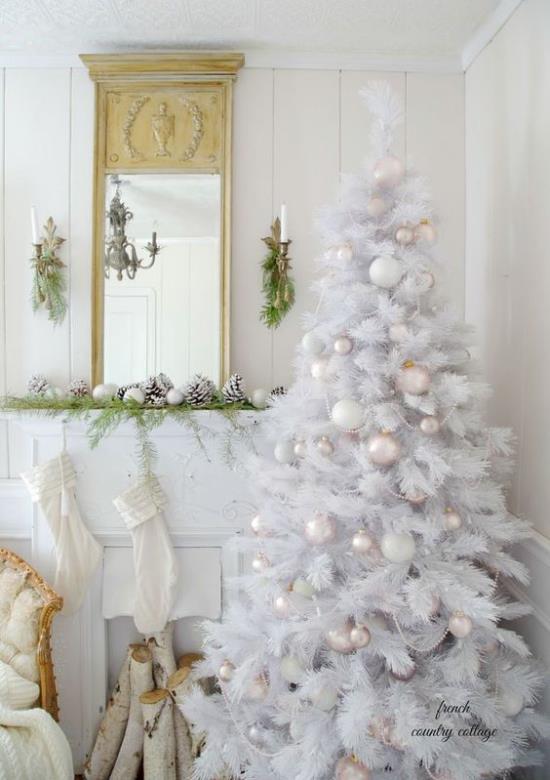 Sapin de Noël décorer en blanc et argent belle vue devant la cheminée tout en blanc