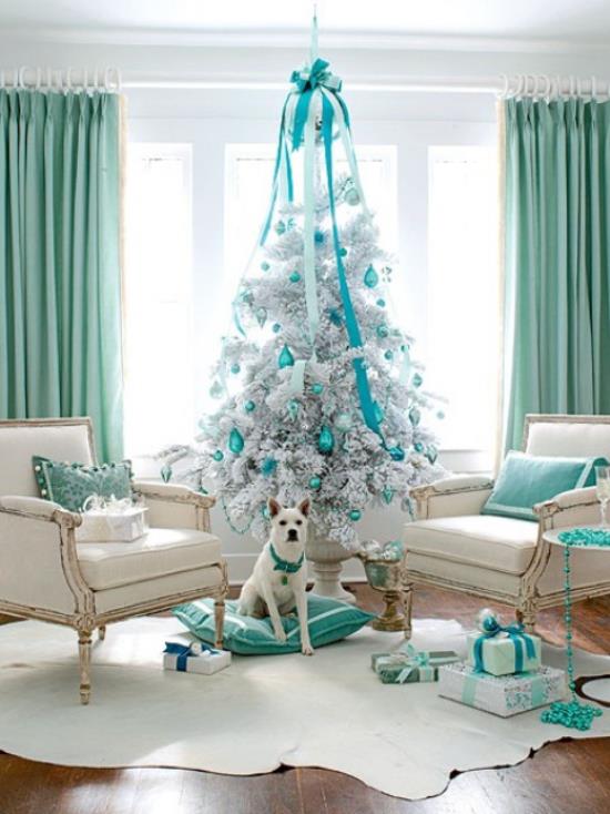 Sapin de Noël décorer en blanc et argent décoration très élégante belle combinaison blanc argent bleu-vert beau look