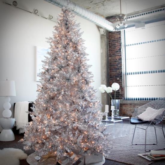 Sapin de Noël décoré en blanc et argent avec beaucoup de lumières pas de boules ni d'étoiles mais un sapin de Noël joliment décoré