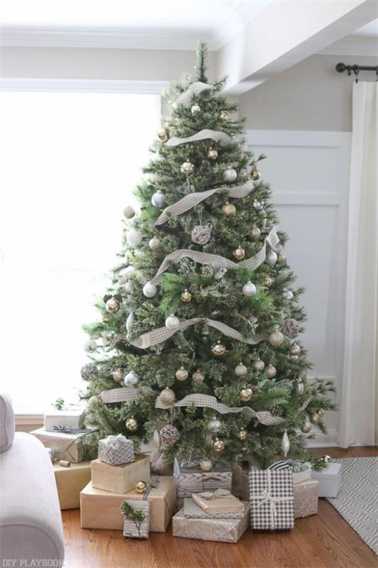 Sapin de Noël en blanc et argent décore de nombreux ornements guirlandes brillantes