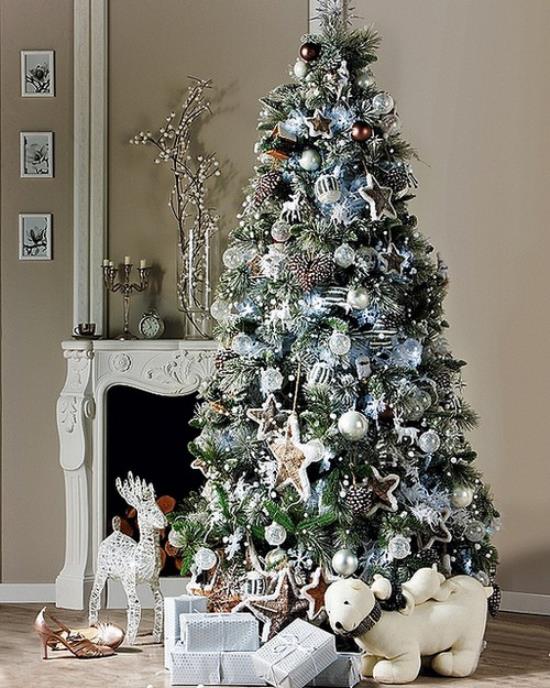 Décorez l'arbre de Noël en blanc et argent devant la cheminée de superbes cadeaux de chien de cerf décorés